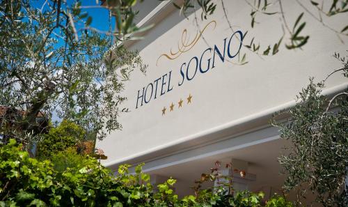 a hotel closure sign on the side of a building at Hotel Ristorante Sogno in San Felice del Benaco