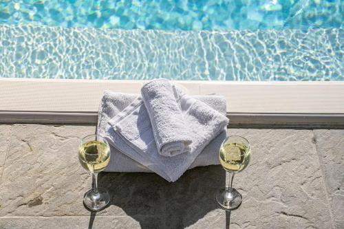a table with two glasses of wine and a towel at Villa Angela in Capannori