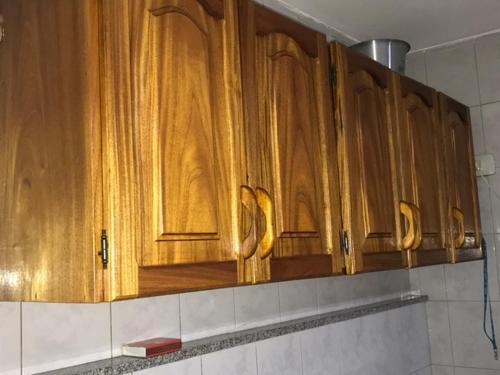 una fila de armarios de madera en una cocina en Departamento en Nueva Cordoba en Córdoba