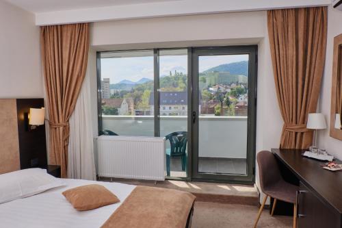 Un pat sau paturi într-o cameră la Hotel Regal