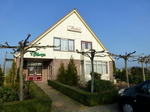 a building with a sign on the side of it at Hotel Restaurant Het Roode Hert in Dalfsen