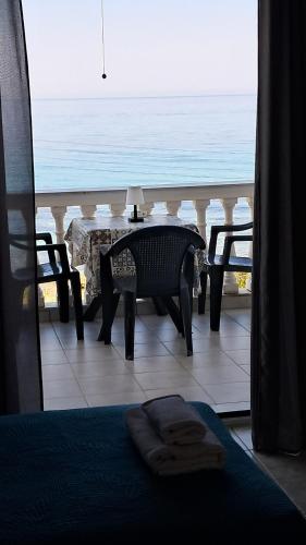 ein Zimmer mit einem Tisch und Meerblick in der Unterkunft VILLA VRACHOS Preveza in Vráchos