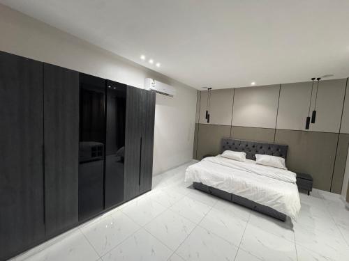 a large bedroom with a bed and a kitchen at شاليه دار وارف in As Sayl aş Şaghīr