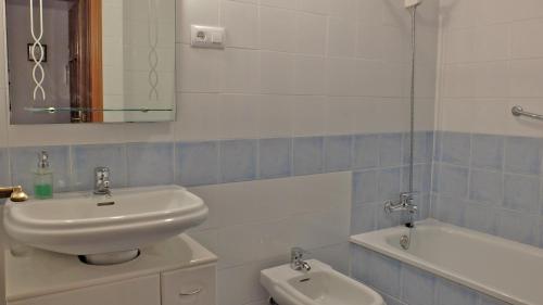 y baño con lavabo, aseo y bañera. en Apartamento Plumeria, en Algarrobo Costa