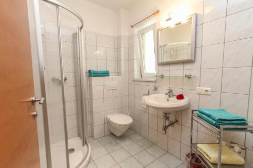 ツェル・アム・ゼーにあるKronawendthofのバスルーム(シャワー、トイレ、シンク付)