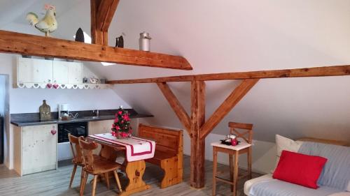 une cuisine avec une table et des chaises dans une pièce dans l'établissement Gîte de montagne -Bellefosse Alsace, à Bellefosse