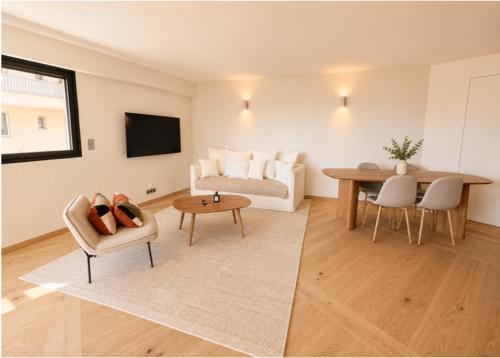 Luxurious 2BR - Sea View - Palm Beach