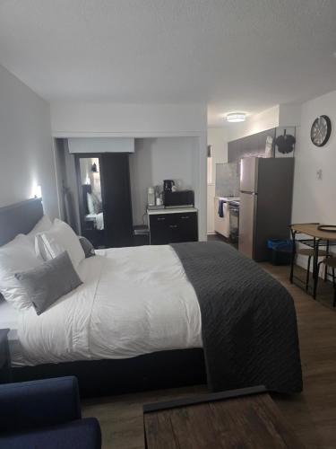 ein Schlafzimmer mit einem großen Bett und eine Küche in der Unterkunft Lotus Hideaway in Boston Bar