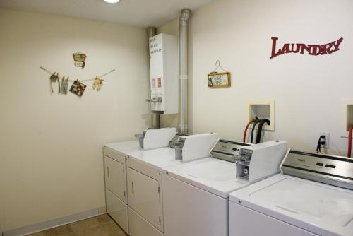 Et badeværelse på Americas Best Value Inn New Paltz