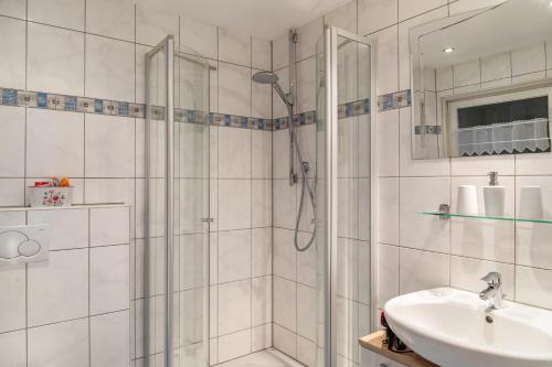 a bathroom with a shower and a sink at Haus Christian und Hanni in Bad Kohlgrub