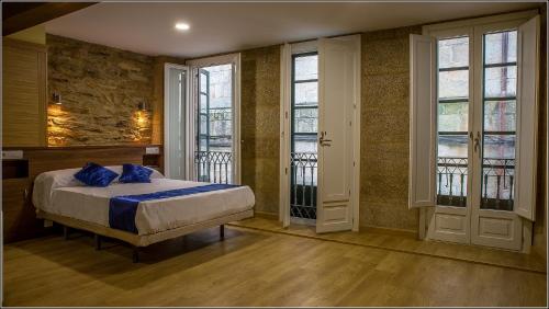 Postel nebo postele na pokoji v ubytování Oxford Suites Santiago de Compostela