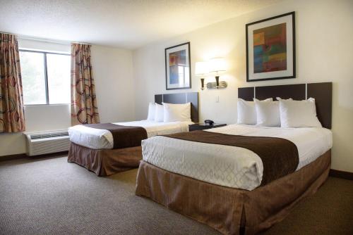 Llit o llits en una habitació de Americas Best Value Inn New Paltz