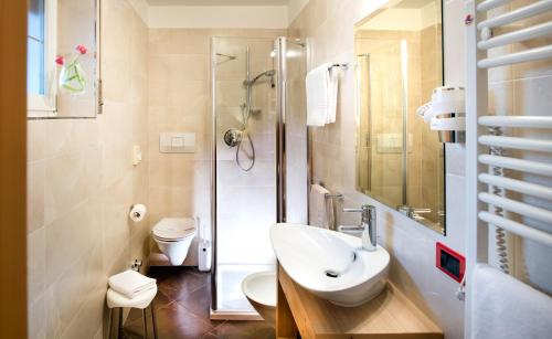 Ett badrum på Hotel La Perla