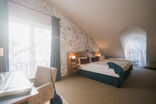 a bedroom with a bed and a large window at Hotel Das Lola in Essen