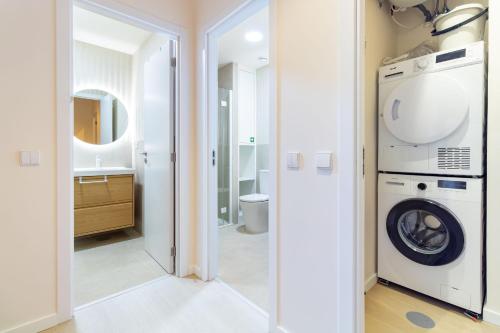 Coastal 2BR Near Metro with AC by LovelyStay