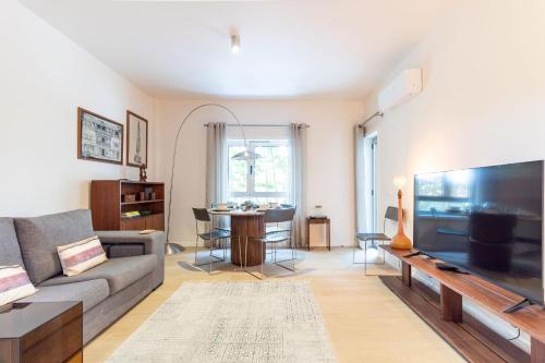 Coastal 2BR Near Metro with AC by LovelyStay