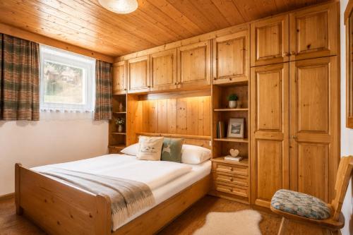 a bedroom with a bed in a wooden cabin at Residence Bondì in Colfosco