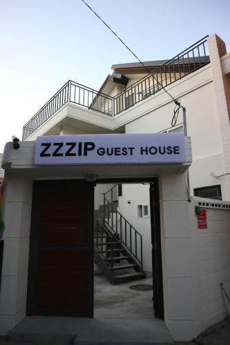 Zzzip Guesthouse in Hongdae