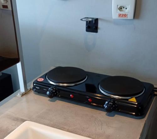 a counter top with two black drums on it at Bugan Premium 16 andar - vista mar incrível in Recife