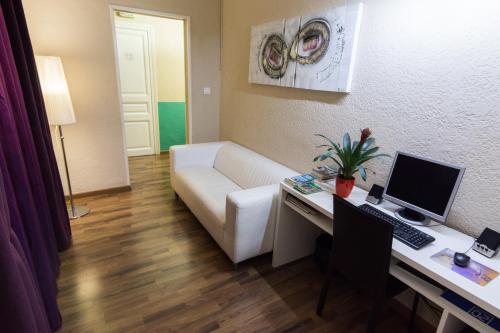 Μια τηλεόραση ή/και κέντρο ψυχαγωγίας στο Hostal Lesseps