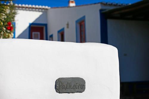 a sticker on the side of a white wall at Casa Palheiro, Aldeia da Pedralva in Vila do Bispo