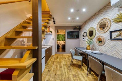Popular location, 2 stops to Namba, 4 bedrooms, ideal as a base for sightseeing