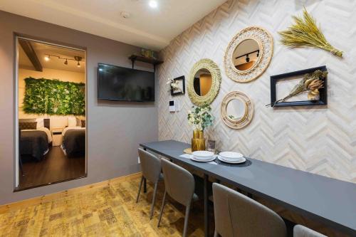 Popular location, 2 stops to Namba, 4 bedrooms, ideal as a base for sightseeing