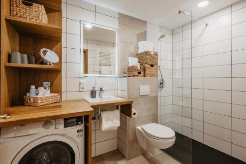 a bathroom with a washing machine and a toilet at Urlaub am Schafhof in Rimbach