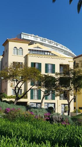 a building with a garden in front of it at Apartamentos Turisticos Avenue Park in Funchal