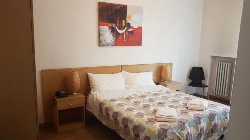 ein Schlafzimmer mit einem Bett und einem Wandgemälde in der Unterkunft Albergo Guido Reni in Turin