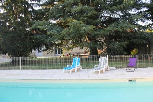 three lounge chairs sitting next to a swimming pool at Bella Simonetta in Francueil
