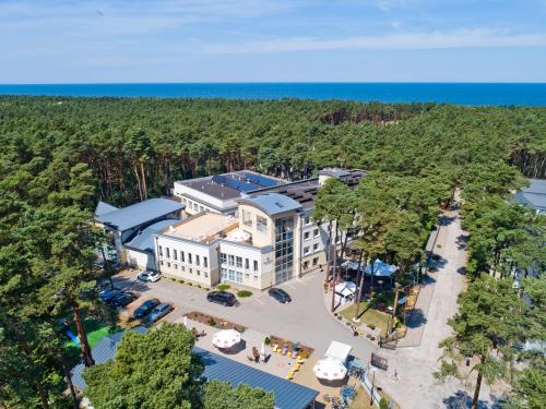 an overhead view of a building with the ocean in the background at Marena Wellness & Spa in Międzywodzie
