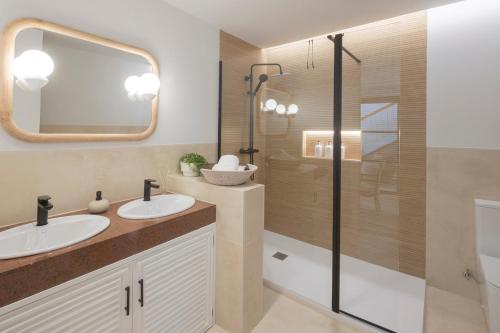 a bathroom with two sinks and a shower at El Rincón de Julia in Carrión de los Condes