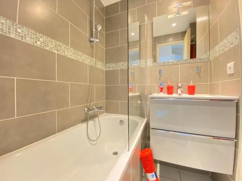Red Apple Esterel - SEA view - WITHOUT Stairs - WIFI - Parking