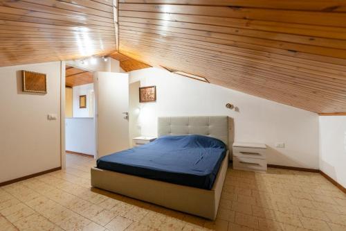 a bedroom with a bed and a wooden ceiling at Apartment Ampio in Lido degli Estensi
