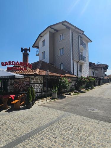 a building on a street in front of a building at Cтаи за гости Бърдареви in Bansko