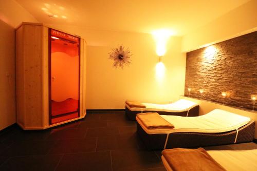 a room with two beds and a brick wall at Hotel Central in Zeven