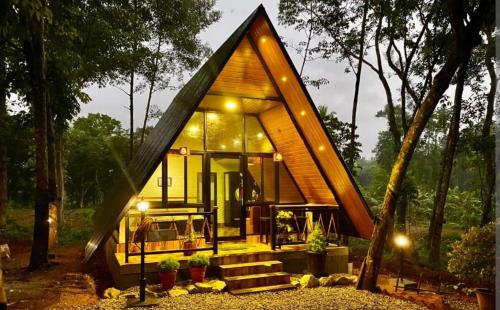 a small house in the middle of a forest at The hideout peaks in Bhīm Tāl