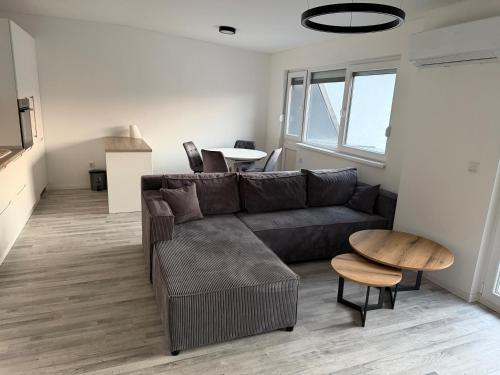 a living room with a couch and a table at Stan centar Gračanica in Gračanica