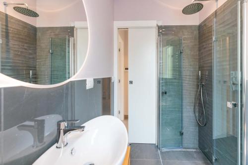 a bathroom with a sink and a shower at VILLA TASSO 25 BILO in Lido degli Estensi