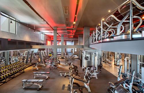 a gym with lots of treadmills and machines at Hotel Brasil 21 Suites, Affiliated by Meliá in Brasília