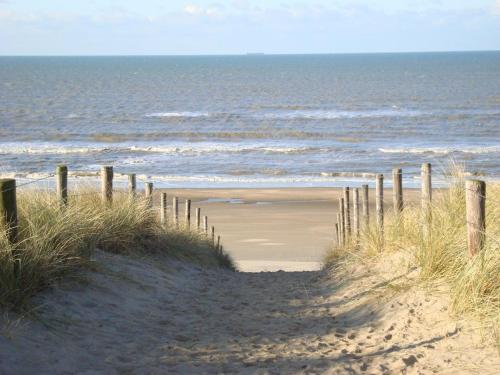 Katwijk aan ZeeにあるB&B Molの塀付き海辺の砂浜