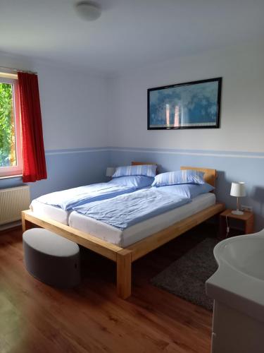 a bedroom with a bed in a room with a window at Lindenzimmer Stöcken in Oetzen