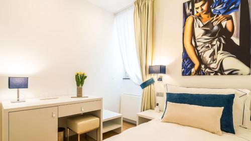 a bedroom with a bed and a painting on the wall at Deki Relais in Sassari