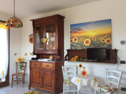 En tv och/eller ett underhållningssystem på FiordiSole Holiday Home