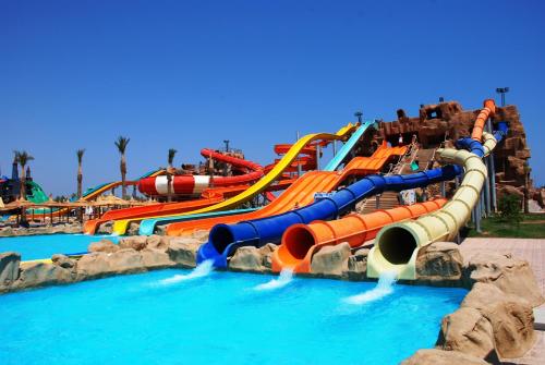 Pickalbatros Aqua Blu Sharm El Sheikh في شرم الشيخ: حديقة مائية مع زحليقة مائية ملونة