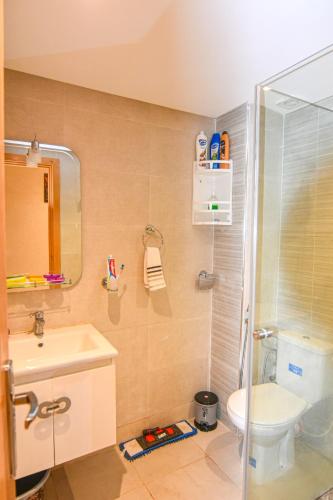 a bathroom with a shower and a toilet and a sink at Martil , Lieu tranquille avec piscine in Martil