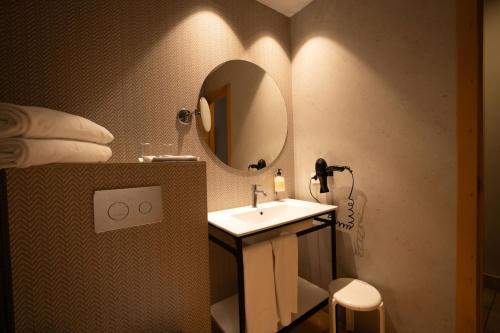 a bathroom with a sink and a mirror at Intelier Bonaire in Benicàssim