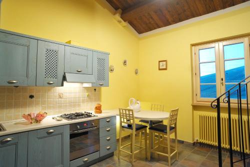 Kitchen o kitchenette sa Villa Scuderi