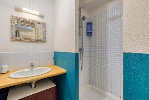 a bathroom with a sink and a shower at L'escale Marine Air-conditioning in Sète